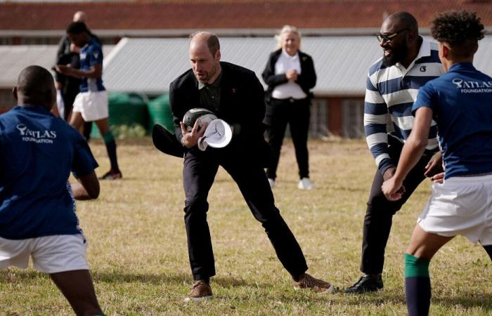 En Ciudad del Cabo, el príncipe Guillermo interrumpió durante un partido de rugby