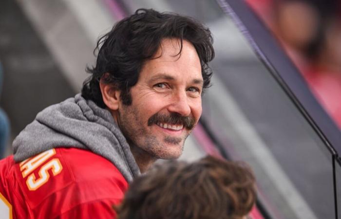 La estrella de Hollywood Paul Rudd sorprende a los jóvenes votantes que hacen cola el día de las elecciones en EE.UU.