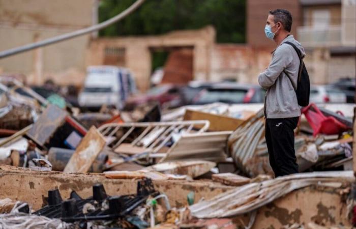 Los valencianos continúan con sus labores de limpieza pero dicen que están abandonados