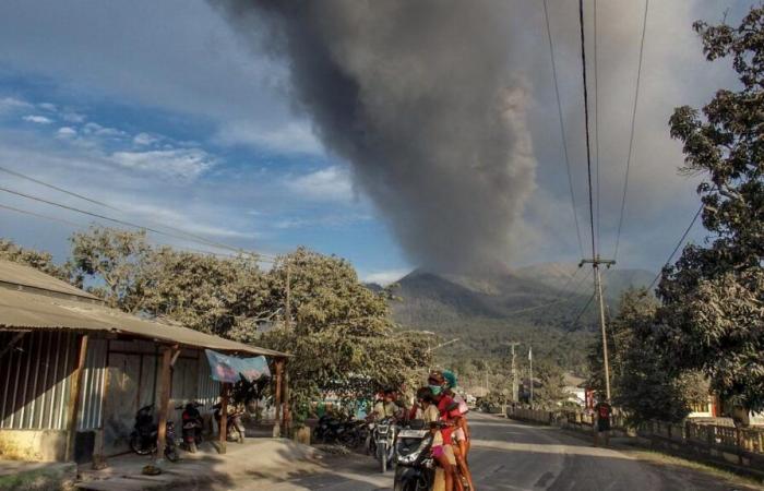 Un volcán asesino entra en erupción en Indonesia (vídeo)