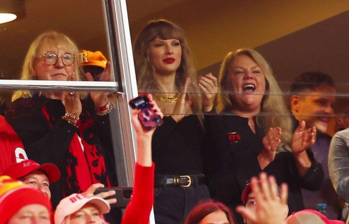 La mamá de Taylor Swift, Andrea, anima a Travis Kelce con una chaqueta ‘In My Chiefs Era’