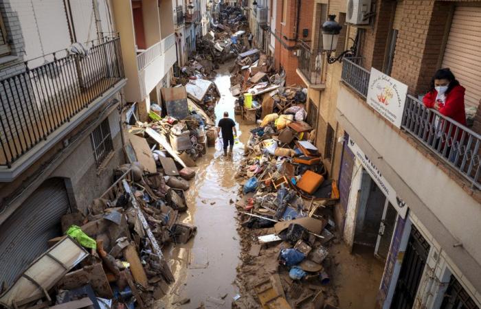 Inundaciones en España | El gobierno presenta un plan de ayuda y continúa las operaciones de limpieza