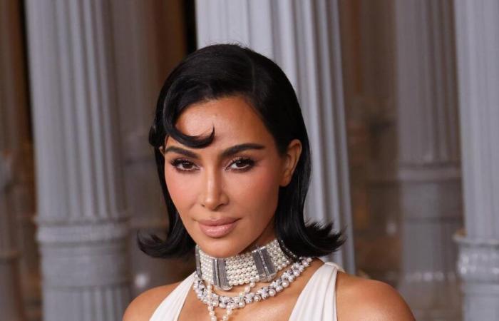 Kim Kardashian luce joyas de la princesa Diana e irrita a fans de la familia real británica (fotos)