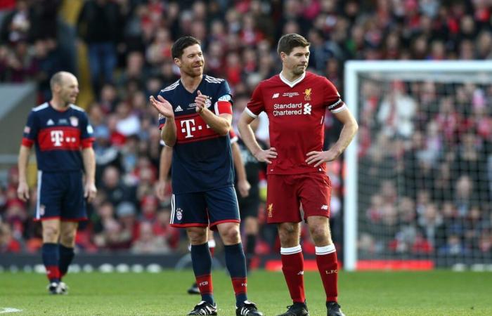 Steven Gerrard reacciona cuando Xabi Alonso y Luis García se reúnen antes del Liverpool vs Bayer Leverkusen