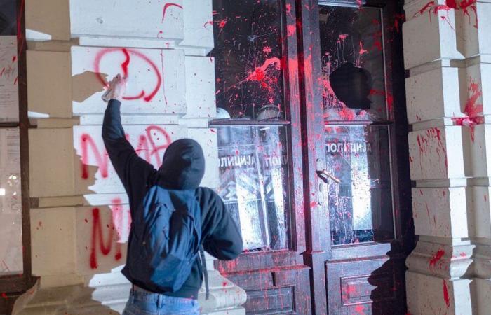 Miles de serbios protestan en Novi Sad por el fatal derrumbe del toldo de la estación de tren