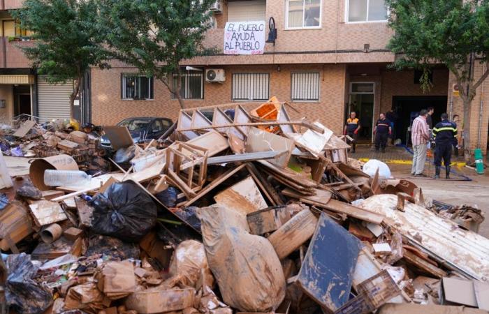 Inundaciones en España | El gobierno presenta un plan de ayuda y continúa las operaciones de limpieza