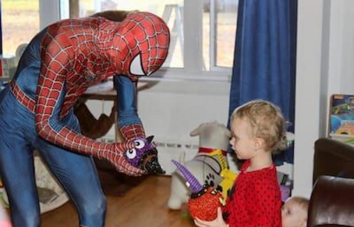 La magia de Spider-Man: Spider-Man siembra felicidad en Saguenay