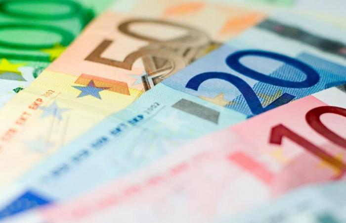 El euro sube y el dólar marca récords