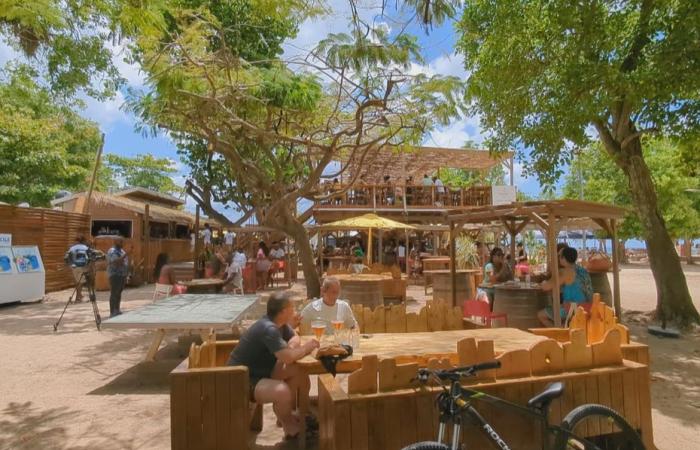 El restaurante Kabana Beach en Port-Louis envuelto en llamas