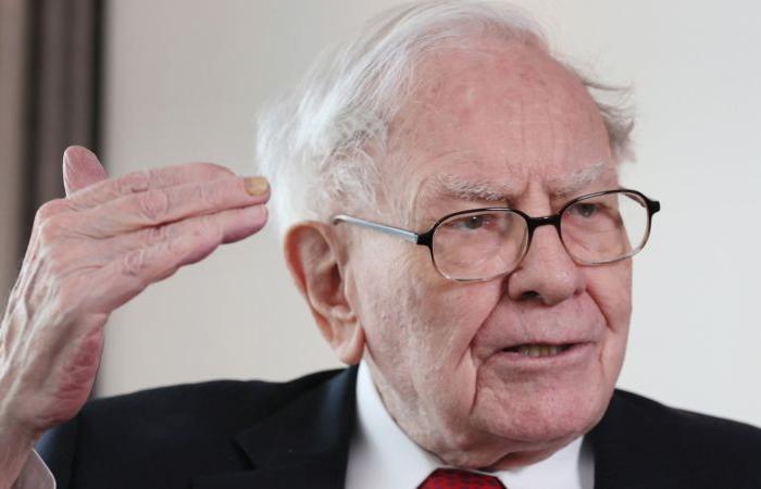 El efectivo de Berkshire se dispara a 325 mil millones de dólares cuando Buffett vende Apple y BofA; el beneficio operativo cae