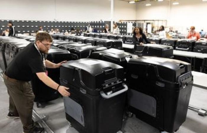 Falsas amenazas de bomba atribuidas a Rusia interrumpen brevemente la votación en EE.UU.