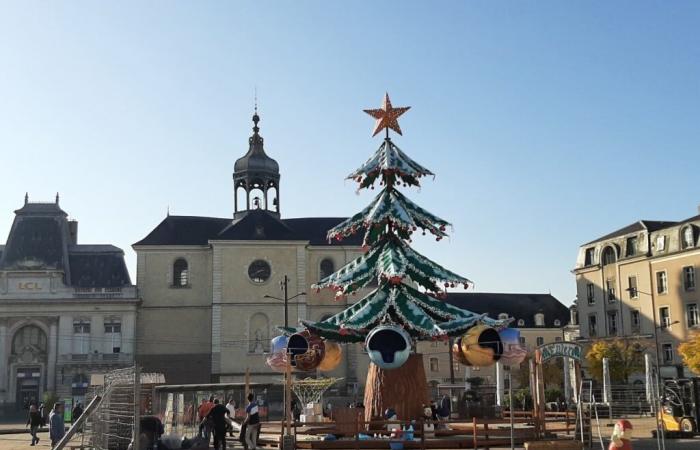 Imperdible, a veces criticado, el tiovivo echa raíces para Navidad en el centro de la ciudad de Le Mans