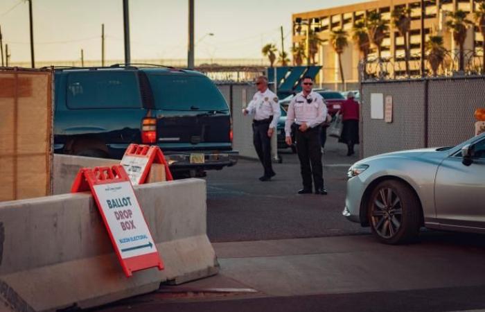 Agentes armados, barreras de hormigón… en Arizona, bastión de la conspiración, el nivel de seguridad aumentó (fotos)