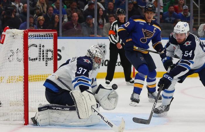 Obstrucción a los porteros: Hellebuyck tiene el casco lleno