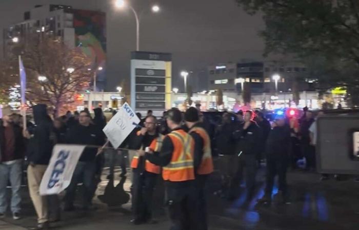 EN VÍDEO | Ira de los obreros en Laval: seguridad reforzada y ambiente tenso frente al ayuntamiento