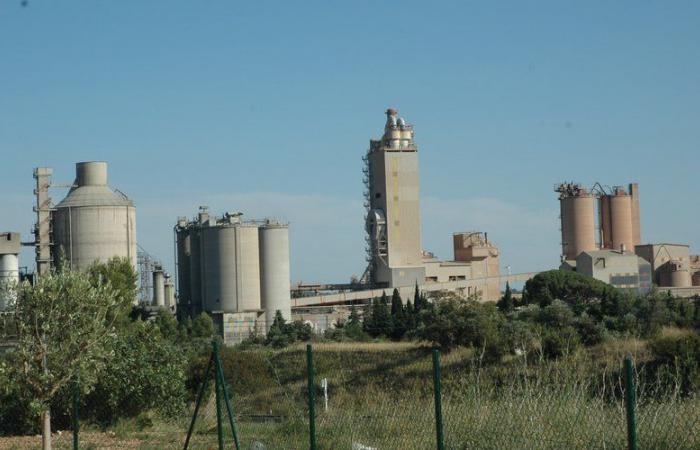 Incendio en un silo de carbón de 31 metros de altura en el sitio de Calcia, clasificado Seveso, en Beaucaire