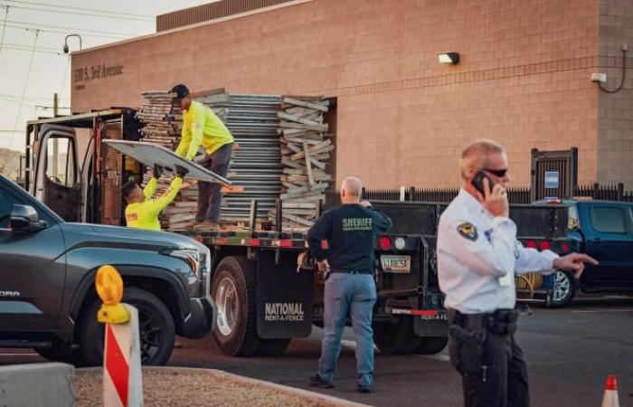 Agentes armados, barreras de hormigón… en Arizona, bastión de la conspiración, el nivel de seguridad aumentó (fotos)