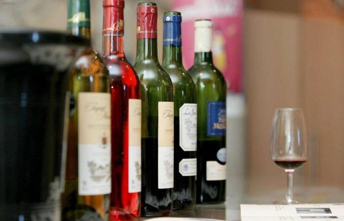 Dos hombres juzgados por revender botellas de vino diez veces más caras a personas mayores