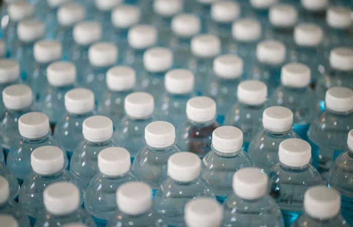 Agua en botellas de plástico: una aberración sanitaria y medioambiental