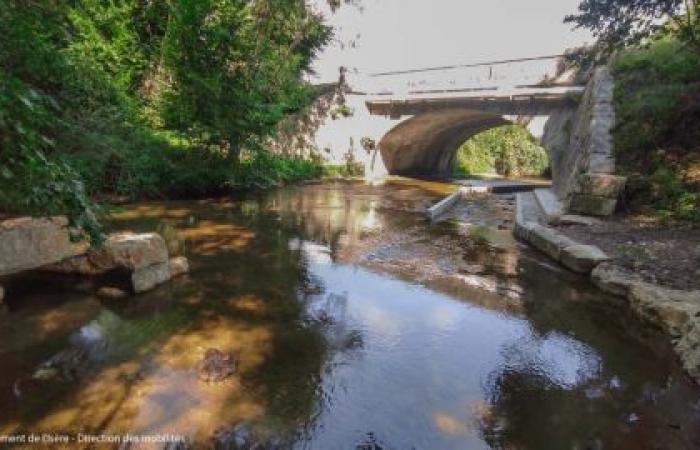 El umbral del puente Pont de Gaz en Saint-André-le-Gaz