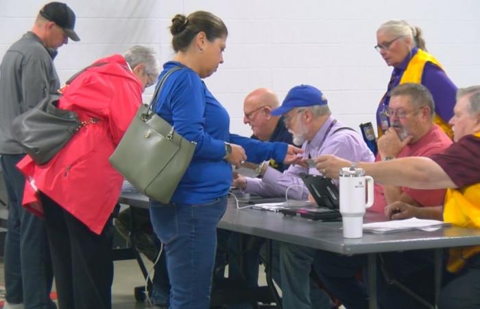 Los votantes hacen fila tan pronto como se abren las puertas de las urnas para las elecciones de 2024 | Noticias