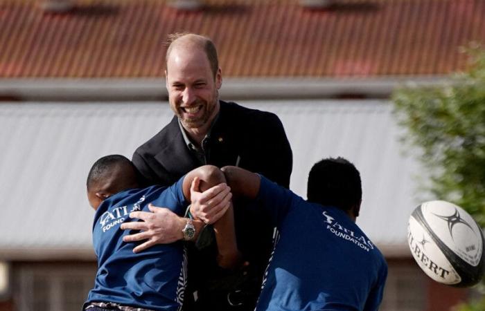 En Ciudad del Cabo, el príncipe Guillermo interrumpió durante un partido de rugby