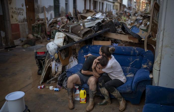 Inundaciones en España | El gobierno presenta un plan de ayuda y continúa las operaciones de limpieza