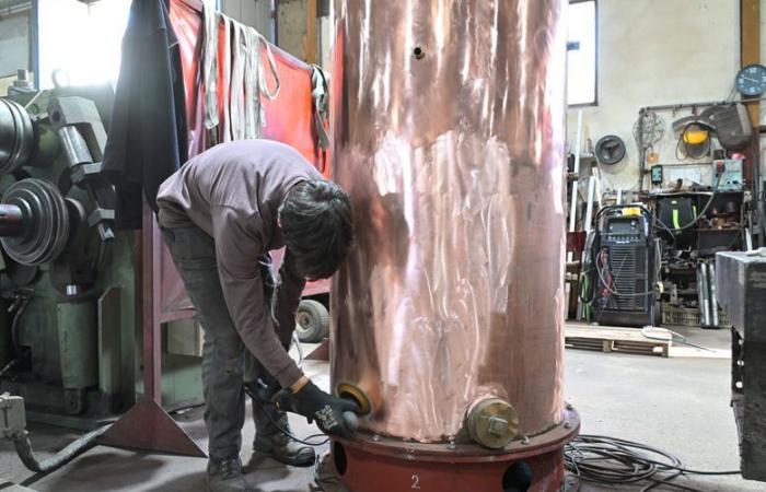 VIDEO. “Trabajamos con máquinas tan antiguas como la empresa”: en el interior de Sofac, el último fabricante de alambiques del suroeste