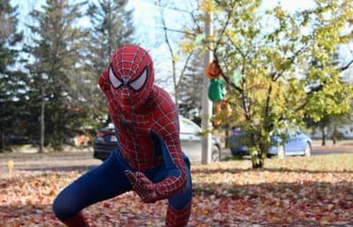 La magia de Spider-Man: Spider-Man siembra felicidad en Saguenay