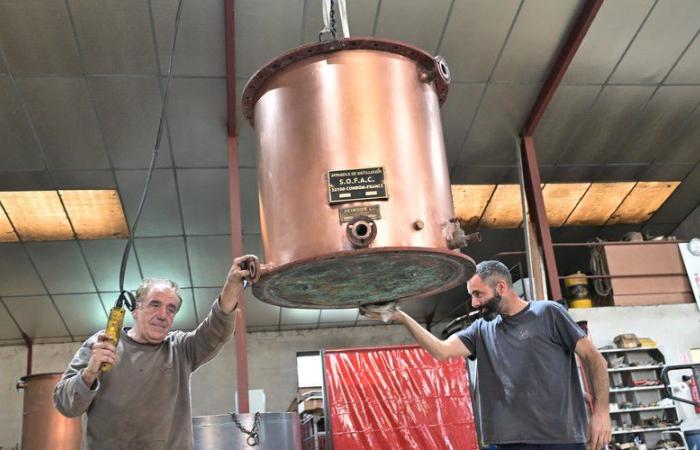 VIDEO. “Trabajamos con máquinas tan antiguas como la empresa”: en el interior de Sofac, el último fabricante de alambiques del suroeste