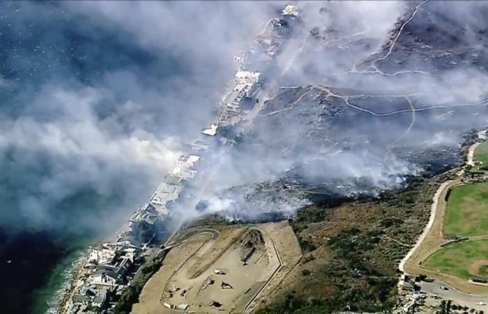 Un gran incendio asola los suburbios del noroeste de Los Ángeles, otro amenaza la lujosa ciudad de Malibú