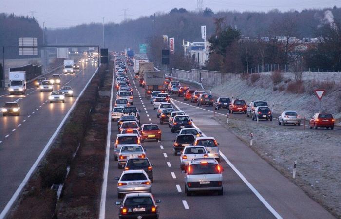 Grave accidente en la A1: una automovilista termina su viraje sobre el techo bajo la autopista