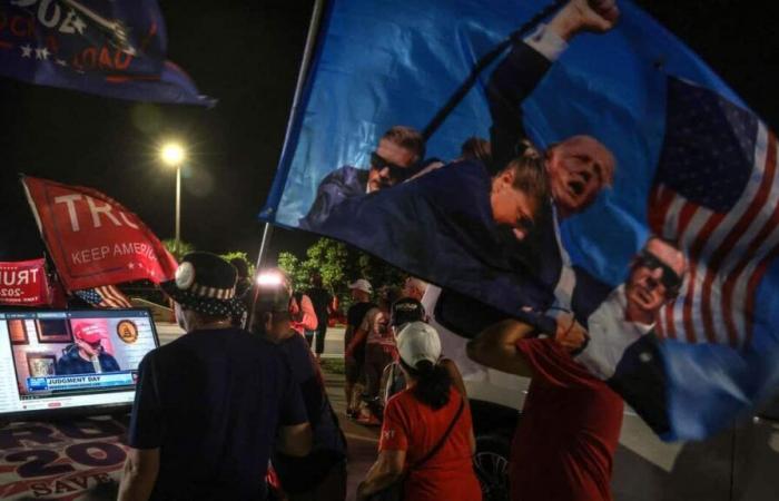 EN FOTOS | Aquí hay un vistazo a los partidarios de Trump afuera de su residencia en Florida.