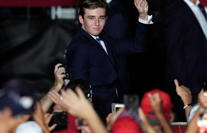 El hijo de Donald Trump, Barron, muestra un físico asombroso mientras se eleva sobre sus padres durante la declaración de victoria.