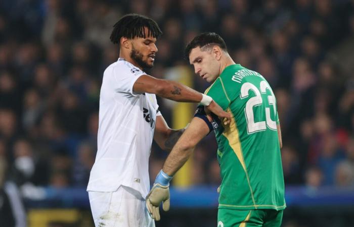 Chris Sutton sorprendido por la mano de Tyrone Mings durante la derrota del Aston Villa ante el Club Brugge