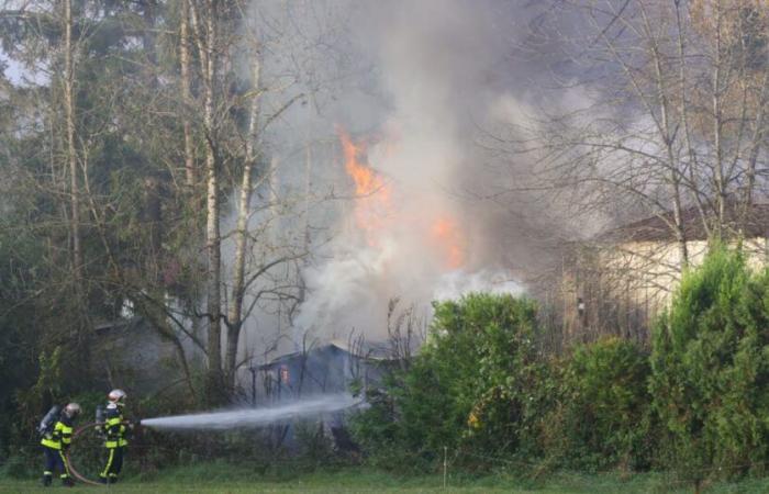 País de Montbéliard. Un hangar afectado por un violento incendio en Mathay