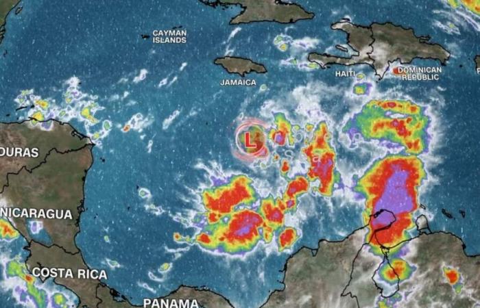 Tormenta “Rafael” se convierte en huracán categoría 2 a su paso por Cuba