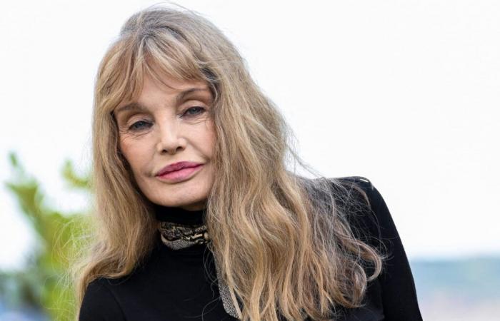 Arielle Dombasle rechazada de una iglesia parisina dividida por su atuendo