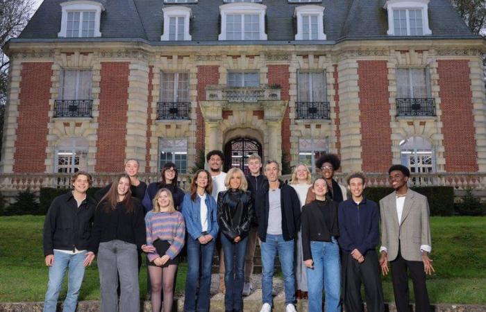 Brigitte Macron realiza una visita sorpresa a los estudiantes de Star Academy para defender una causa que tanto ama