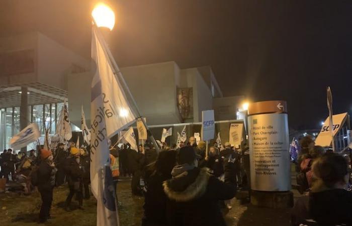 Casa llena, manifestación y polémica