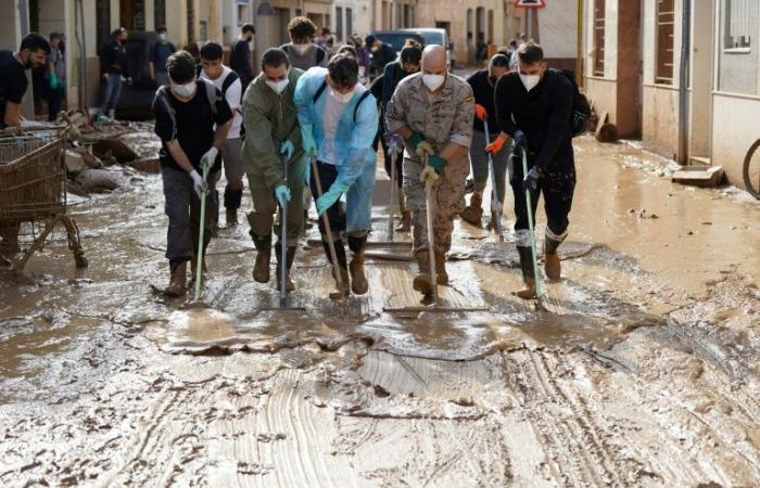 “Son ángeles”: jóvenes en primera línea para ayudar a los damnificados de la catástrofe en España