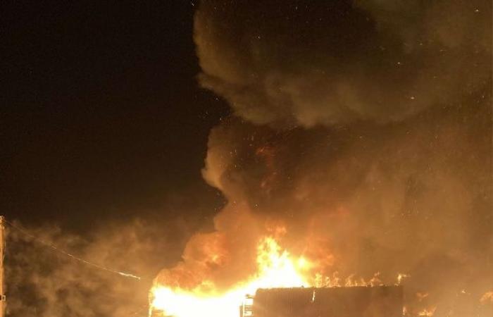 Un garaje comercial en llamas en St-Joseph de Beauce