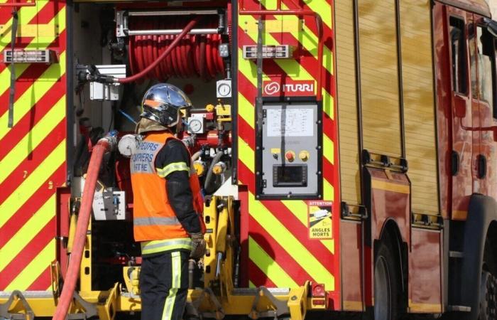 Gran incendio en una zona industrial del Gard. Los bomberos permanecen en alerta: lo que sabemos