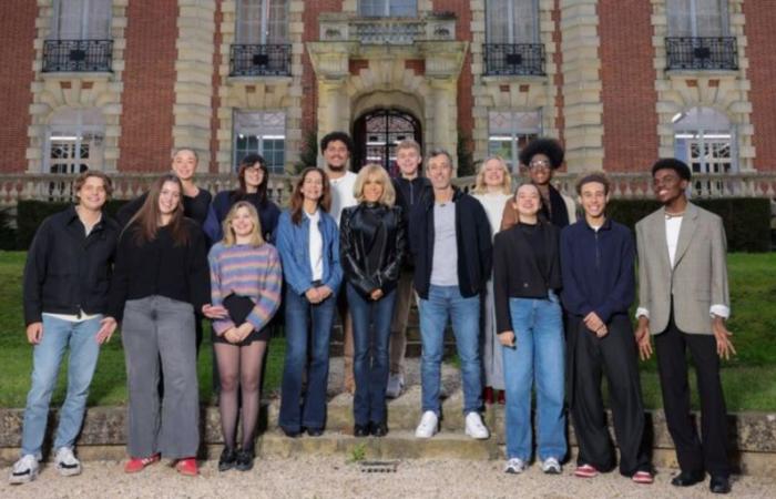 Brigitte Macron llega al castillo por un motivo importante, los estudiantes en shock