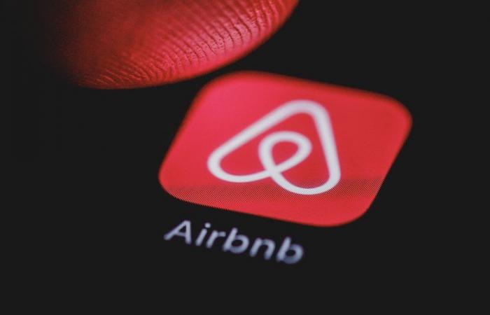 Un ex candidato de “Ángeles” acusado de proxenetismo: el sospechoso habría alquilado apartamentos en Booking o Airbnb para prostitutas