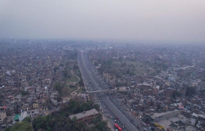 ¿Qué es esta niebla tóxica que ha invadido la segunda ciudad más grande de Pakistán?