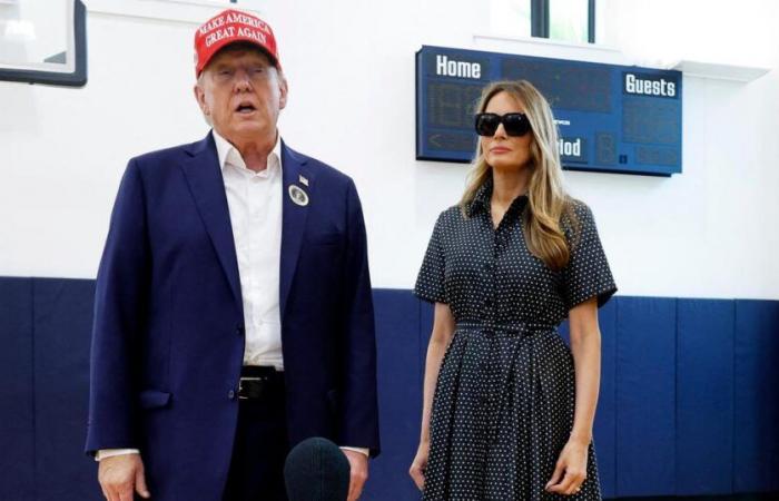 La cara de póker de Melania Trump, con vestido de Dior y gafas de sol en el colegio electoral