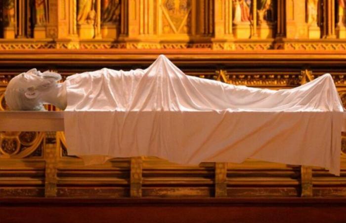 ¿Cómo podría exponerse en una iglesia una escultura del Abbé Pierre, con el pene erecto?