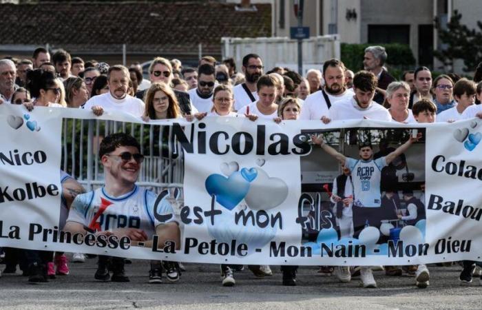 mil personas marchan en homenaje a él