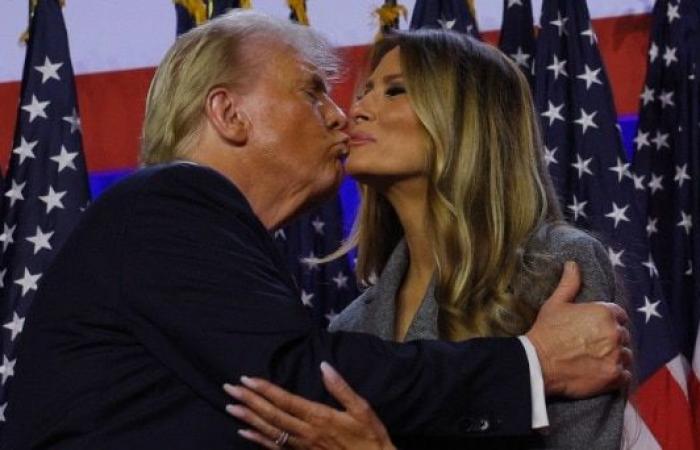 Resultados de las elecciones estadounidenses Donald Trump agradece a su esposa Melania con un abrazo y un beso en el mitin por la victoria en Florida